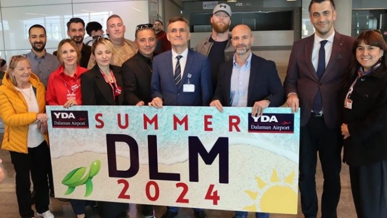 Dalaman’a İngiltere’den giden turist kafilesi çiçeklerle karşılandı