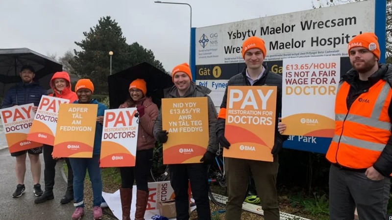 Galler’deki Pratisyen Hekimler Uzun Süreli Greve Başladı