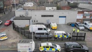 Hull’da bir cenaze evine yönelik soruşturma kapsamında cesetler tesisten çıkarıldı