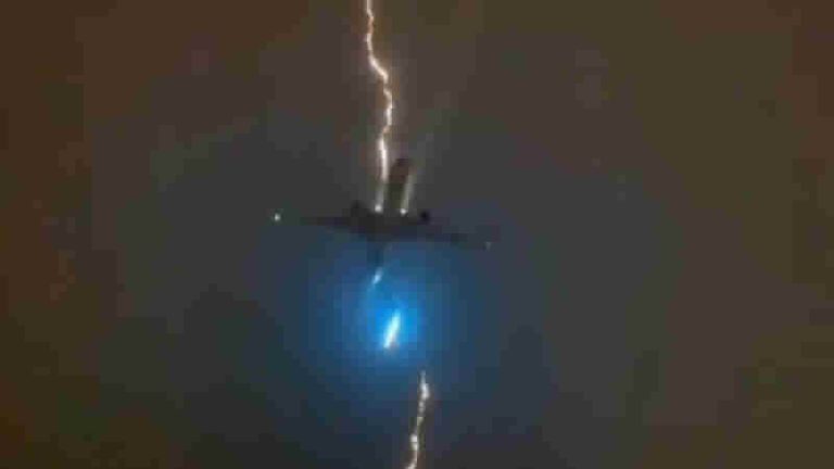 İçinde 400 yolcu bulunan Londra uçağına kalkıştan hemen sonra yıldırım çarptı