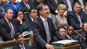 İngiltere’nin 2024 bütçesi: Maaşlardan yapılan kesintiler düşürülecek