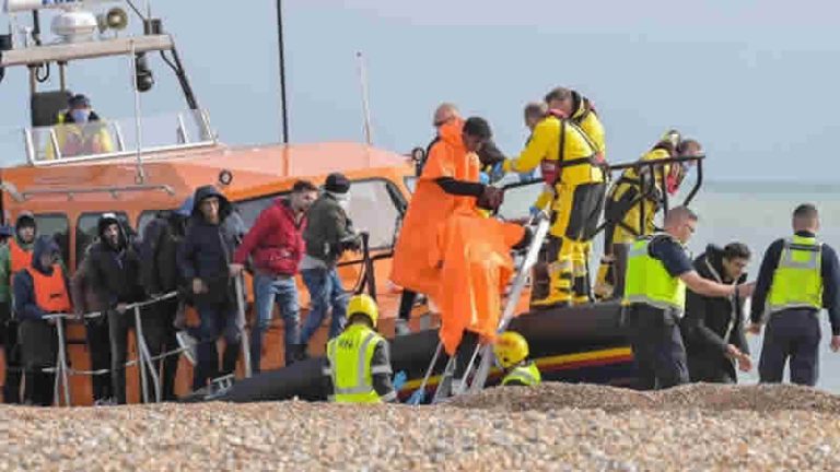 İngiltere, Danimarka Modeli’ne Geçiyor: Mülteciler İçin Kalıcı Statü Bitiyor