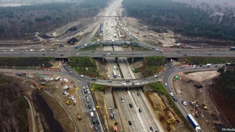 İngiltere’de M25 otoyolunun bir bölümü tüm hafta sonu boyunca kapatıldı