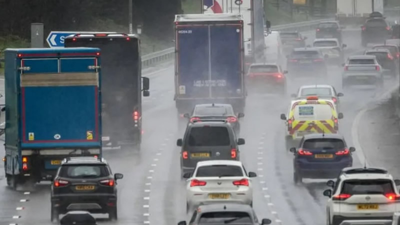 İngiltere’de Paskalya Tatili İçin Milyonlarca Kişi Yollara Düştü