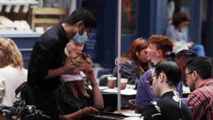 İngiltere’de hizmet sektörü büyümeye devam ederken, imalat sektörü de yükselişe geçti