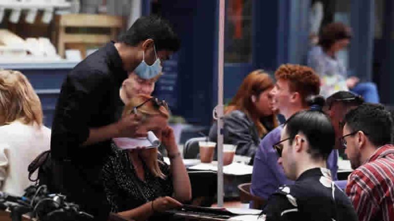 İngiltere’de hizmet sektörü büyümeye devam ederken, imalat sektörü de yükselişe geçti