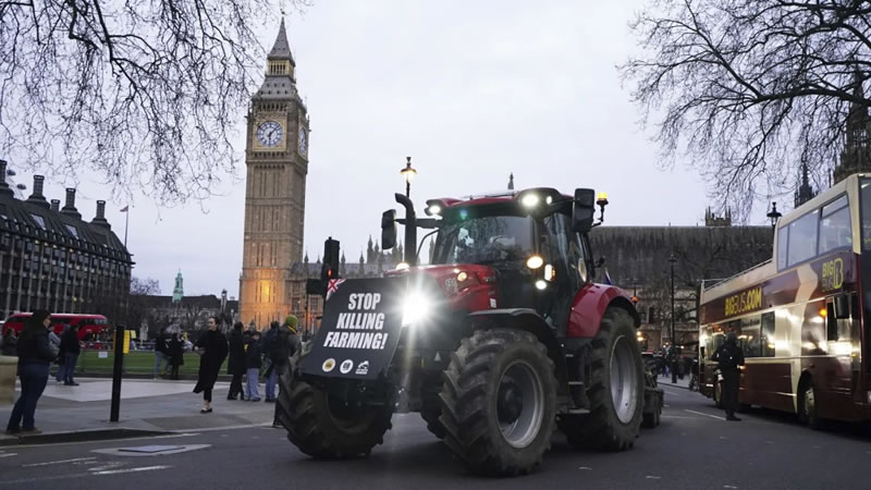 Londra’da çiftçiler hükümetin tarım politikalarını protesto etti