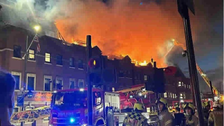 Londra Forest Gate karakolundaki büyük yangın paniğe neden oldu