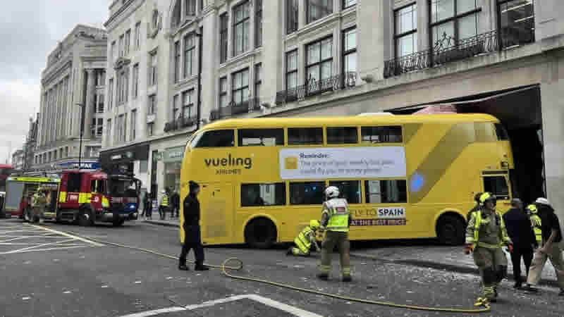  New Oxford Street’te çift katlı otobüsün binaya çarpması sonucu bir kişi yaralandı