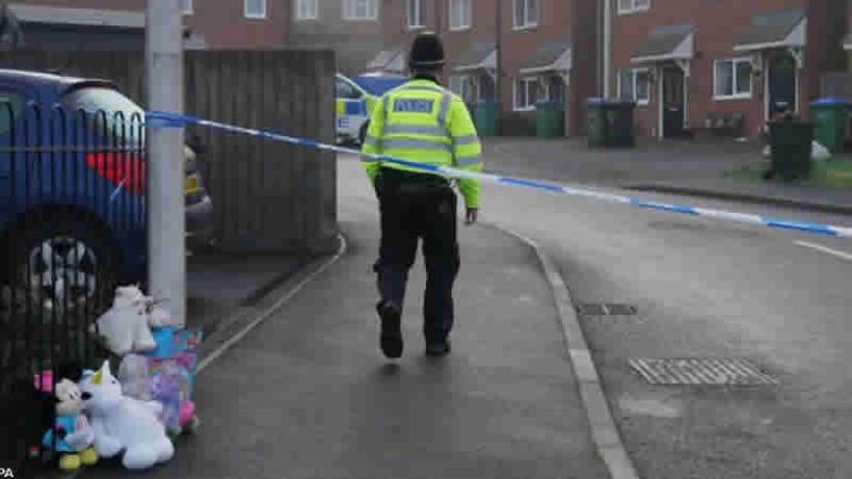 West Midlands’ta evde ölü bulunan 10 yaşındaki kız çocuğu için anma töreni düzenlendi