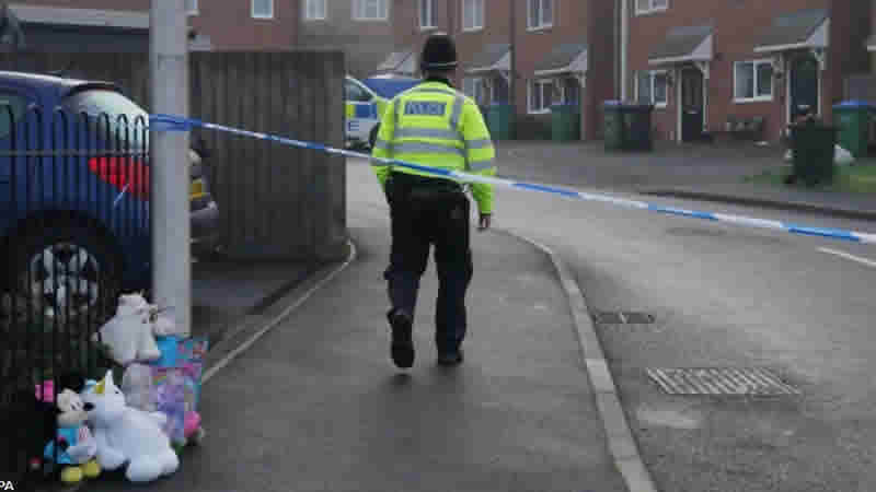 West Midlands’ta evde ölü bulunan 10 yaşındaki kız çocuğu için anma töreni düzenlendi