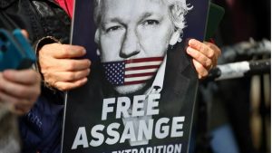 İngiltere’de Yüksek Mahkeme, Assange’ın ABD’ye İadesini Askıya Aldı