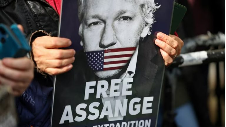 İngiltere’de Yüksek Mahkeme, Assange’ın ABD’ye İadesini Askıya Aldı