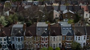 Londra’da evden çıkarılan sanatçı, daha ucuz diye Arjantin’den işine gelip gidiyor