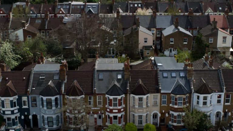 Londra’da evden çıkarılan sanatçı, daha ucuz diye Arjantin’den işine gelip gidiyor