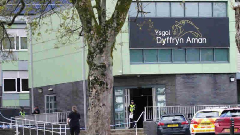 Galler’de 13 yaşındaki bir kız, iki öğretmeni ve bir arkadaşını bıçaklamakla suçlanıyor