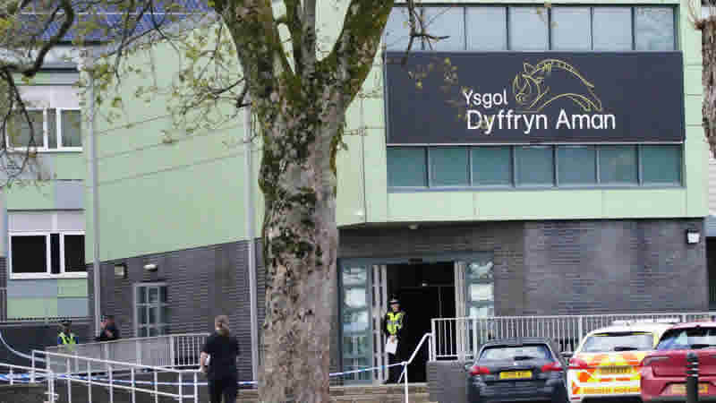 Galler’de 13 yaşındaki bir kız, iki öğretmeni ve bir arkadaşını bıçaklamakla suçlanıyor