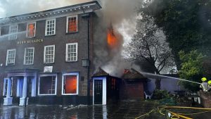 Londra’da koruma altındaki tarihi bar yandı