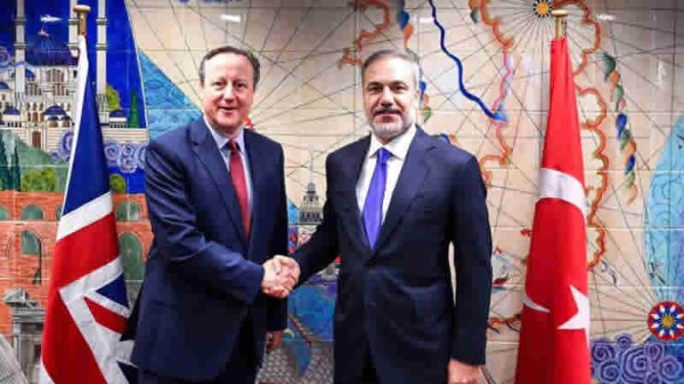 Bakan Hakan Fidan, İngiliz mevkidaşı David Cameron ile görüştü