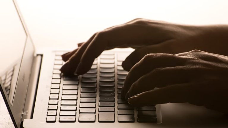 İngiltere’de çocuk istismarı suçlusuna yapay zeka kullanma yasağı getirildi