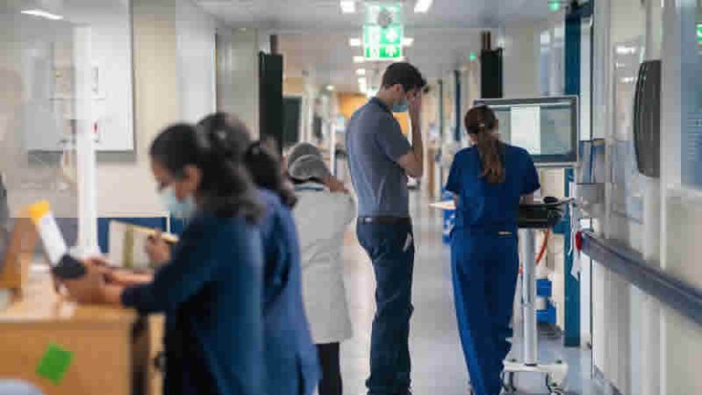 İngiltere’de doktorlara yönelik zorunlu eğitimin kısaltılması gündemde