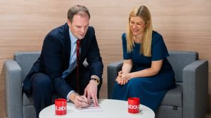 NHS krizine tepki gösteren Muhafazakar milletvekili, İşçi Partisi’ne katıldı