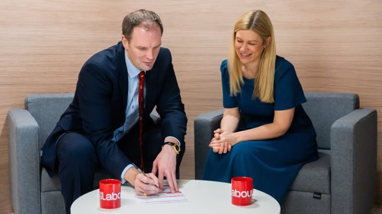 NHS krizine tepki gösteren Muhafazakar milletvekili, İşçi Partisi’ne katıldı