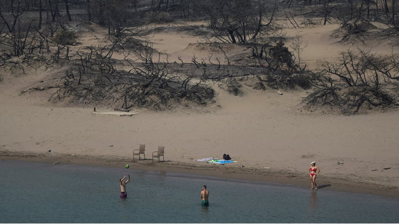 Yunanistan, 2023’teki Rodos yangınlarından kaçan turistler için ‘ücretsiz’ tatil başlatıyor