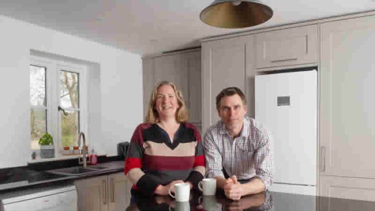 Dorset’te mutfaklarını yenileyen çift 17. yüzyıldan kalma bir hazineyi ortaya çıkardı