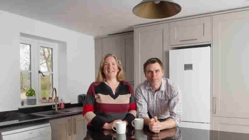 Dorset’te mutfaklarını yenileyen çift 17. yüzyıldan kalma bir hazineyi ortaya çıkardı