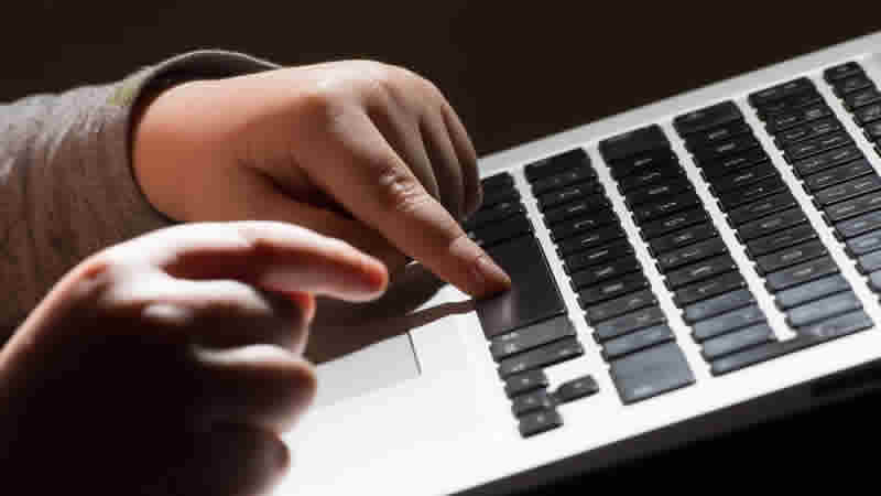 İngiltere’de “Yasa Dışı İçerikler” İçin Önlem Almayan Online Platformlara Ceza Verilecek