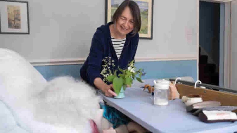 Hükümet özür dileyerek 93 yaşındaki hastaya 7 bin sterlinlik yardımı iade etti