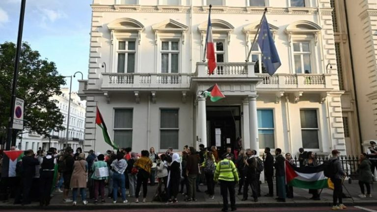 Fransa’nın Filistin asıllı İngiliz cerrahı ülkeye sokmaması Londra’da protesto edildi