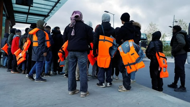 Epping’deki Otel Önünde Göçmen Karşıtı Protestolar Büyüyor: Karşıt Gruplar da Sokağa Çıktı