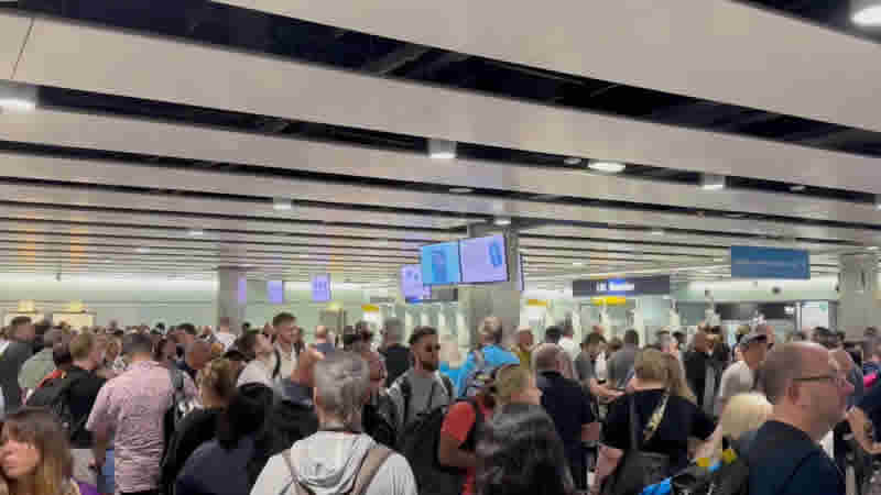 Heathrow ve İngiltere’deki diğer havalimanlarındaki e-kapılar tekrar aktifleştirildi