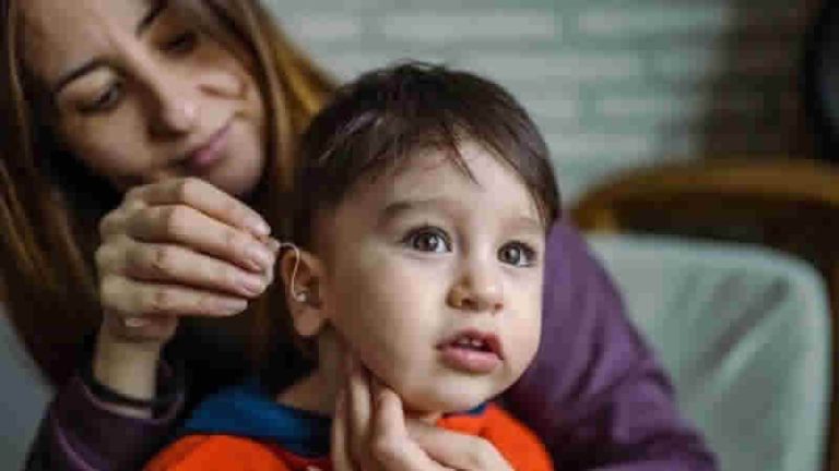 İngiltere’den dünyada bir ilk: Doğuştan sağır kız çocuğu gen terapisiyle duymaya başladı