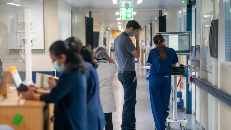 NHS’teki açığa rağmen yeni doktorlar iş bulamıyor