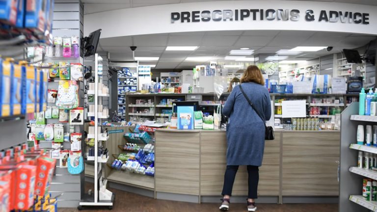 İngiltere’deki eczacılardan pratisyen hekimlere suçlama: “Yönlendirmiyorlar”