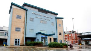 Manchester’da hastanenin tavanı çöktü: Ağır hastalar tahliye edildi