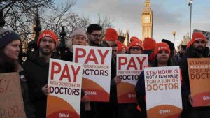 İngiltere’de Asistan Doktorların Grevi Nedeniyle 100 Bin Hastanın Bakımı Gecikecek
