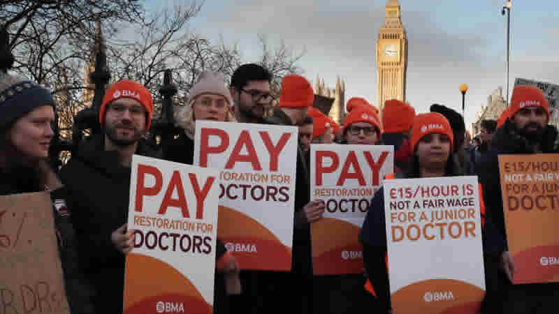 İngiltere’de Asistan Doktorların Grevi Nedeniyle 100 Bin Hastanın Bakımı Gecikecek