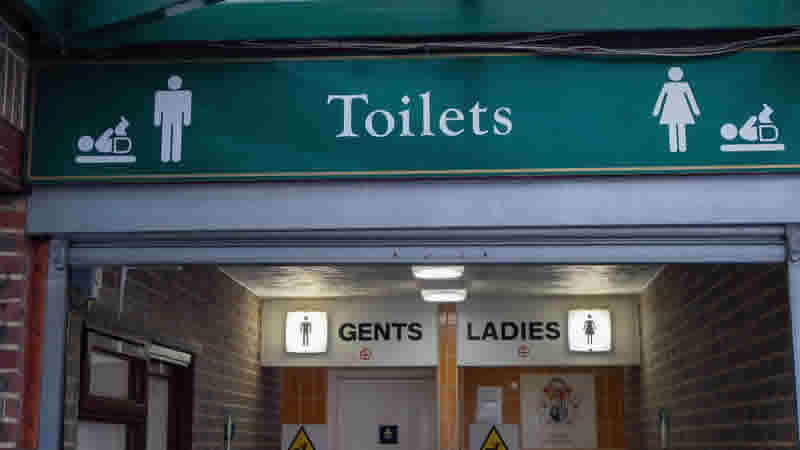 İngiltere’de cinsiyete özel tuvaletler zorunlu hale geliyor