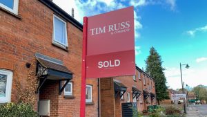 İngiltere’de ev fiyatları, yüksek mortgage oranlarının etkisiyle sabit kaldı