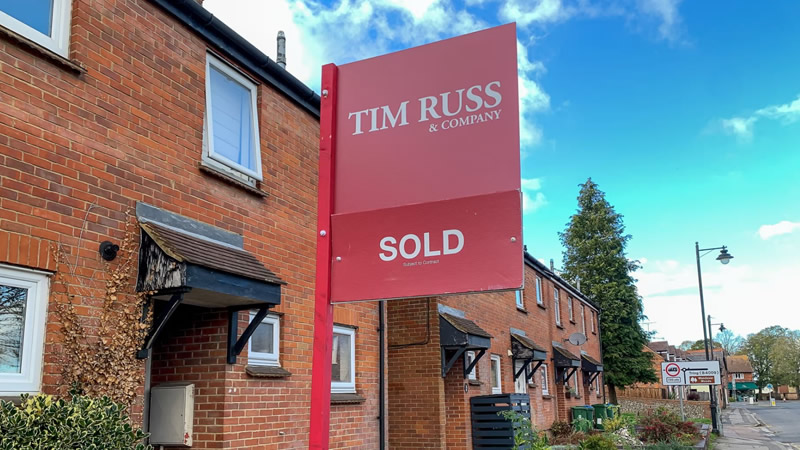 İngiltere’de ev fiyatları, yüksek mortgage oranlarının etkisiyle sabit kaldı