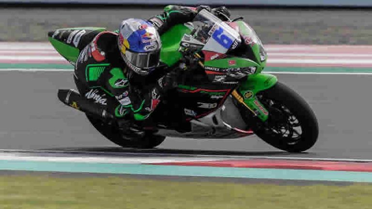 Milli Motosikletçi Can Öncü, Britanya’da podyuma çıktı