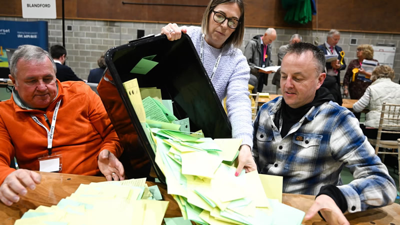 Muhafazakar Parti, 10 belediye ve 400’den fazla meclis üyeliğini kaybetti