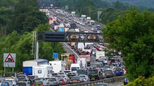 İngiltere’de sürücüleri ve yolcuları zorlu bir seyahat dönemi bekliyor