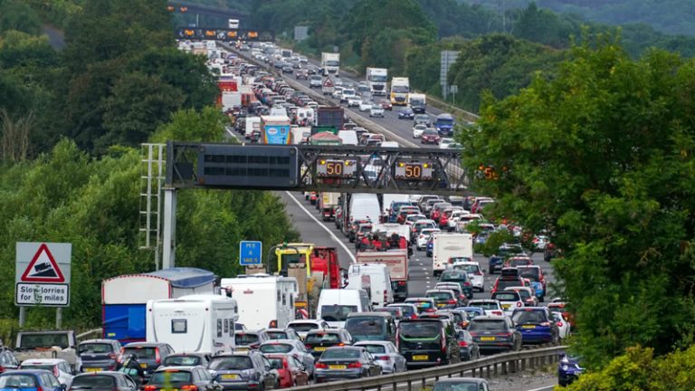 İngiltere’de sürücüleri ve yolcuları zorlu bir seyahat dönemi bekliyor