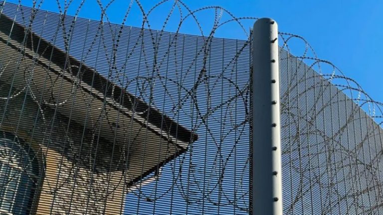 İngiltere’nin Sheppey Adası’ndaki hapishanede mahkumlar gardiyanları zehirledi