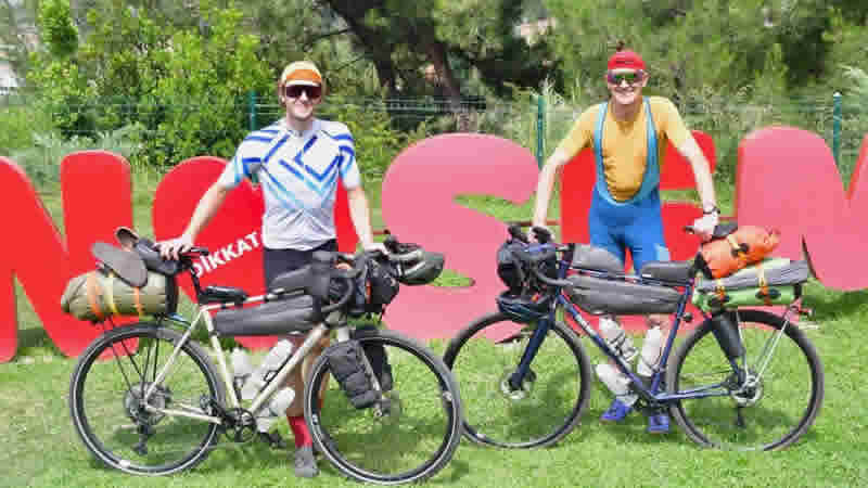 İngiliz Baba-Oğul Depremzedelere Destek İçin Türkiye’den Londra’ya Pedal Çeviriyor